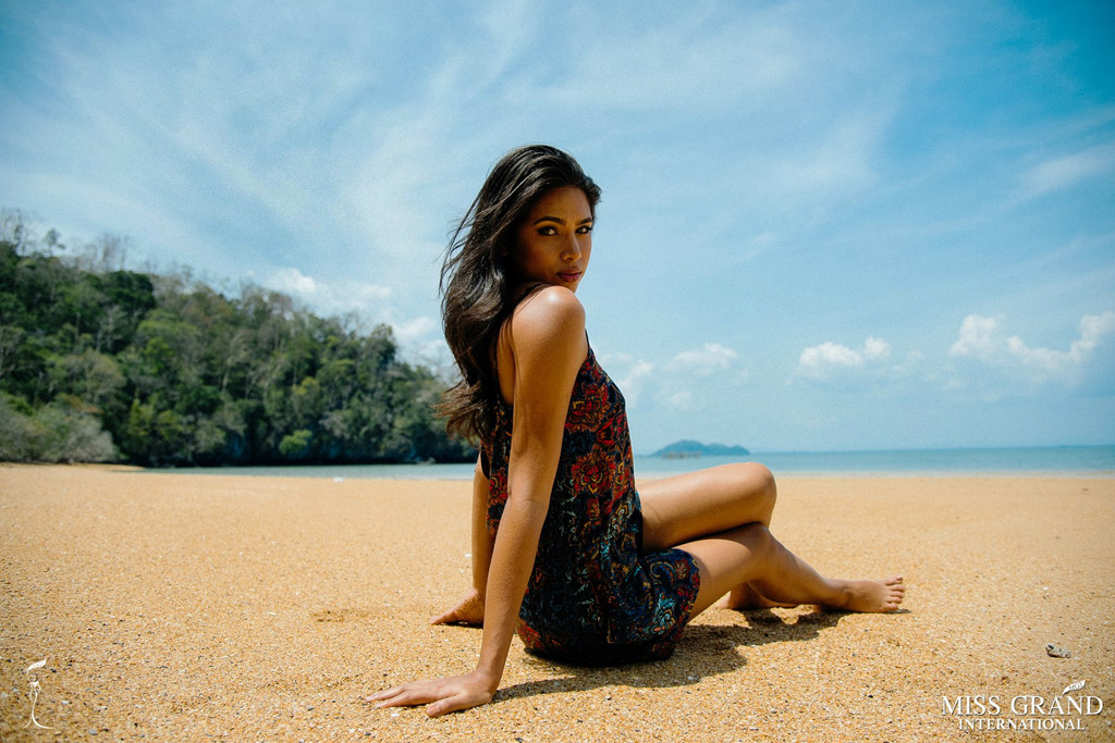 Dàn Á hậu, Hoa hậu Hòa bình Quốc tế 2017 khoe dáng nóng bỏng với bikini bên bờ biển Thái Lan